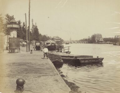 1895. Het botenhuis van Neptunus met daarachter het clubhuis van De Amstel en rechts aan de overkant dat van De Hoop. Daarachter het Amstel Hotel en Carré.