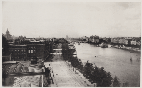 1894. Vooraan, achter de bomen, het botenhuis van Neptunus. Verderop links het clubhuis van De Amstel en rechts De Hoop.
