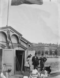 Neptunus rond 1894. Aan de overkant van de Amstel de gebouwen links en rechts van de Ruyschstraat.