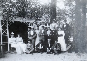 1893 Clubtocht naar Weesp. vlnr staand achterste rij: mej Kiewit, Mej Suijver, mej de Jong, C Jaski, Mej Suijver Chris Kiewit, J Jaski. Staand voorste rij vlnr: Mej Pshorr, Willem Merkelbach, Mej Speelman, Jan Vorstelman, F Jaski, Mej Kok, Johan Lukeij, Mej Merkelbach. Zittend vooraan vlnr: Mej Speelman, Mej Bok, Feije Bok, Carel W Kok, Jan Puncke, W Bernhold