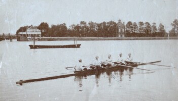 1893 Vier met. Schollenbrug op de achtergrond. Willem Merkelbach (boeg), Jan Püncke, Carel W Kok, Hendrik Cramer (slag), Johan Lukeij (stuurman)