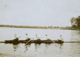 1893 Vier met, Willem Merkelbach (boeg), Jan Püncke, Carel W Kok, Hendrik Cramer (slag), Johan Lukeij (stuurman)