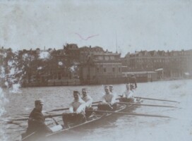 1898 Zesriemsgiek. Bert Maks (boeg), Anton Schat, Moritz Hesterman, Marinus Jonker, Wouter Jonker, Herman Helling (slag), Gerrit Kouwenaar (stuurman)