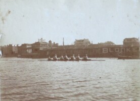 1901, zesriemsgiek. Op de achtergrond het Amstel Badhuis