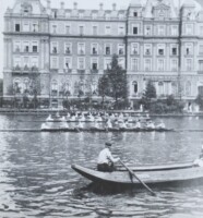 1903, Wedstrijd voor HM de Koningin. Willem3, de Hoop, de Amstel (Amstel Hotel op de achtergrond)