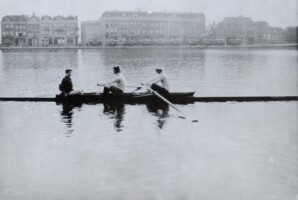 1903, jonge twee met Moritz Hesterman (boeg), Marinus Gerard Jonker (slag) Anton Pieter Jan Schat (stuurman)