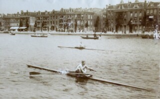 1903, De Koninklijke:
Willem Puncke (voorgrond)
moet het afleggen tegen de
skiffeur van Triton, helaas…