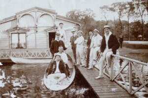 1903, Schuitenhuis bij Meerhuizen. G Bleckman, Moritz Hesterman, T de Jong, Anton Pieter Jan Schat, H Martens, Willem Kok, I Scheltes, Willem Jacob Jonker, Marinus Gerardus Jonker (vlnr??)