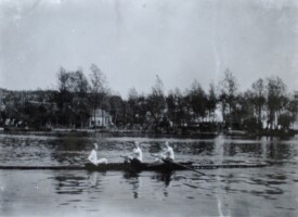 1904, Hollandia Jonge twee met Moritz Hesterman (boeg), Marinus Jonker (slag) Jan Kok (stuurman)