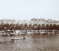 1906. Op de Koninklijke roeien Hendrik van den Berg, Jan Puncke en Elisabeth Puncke (stvr) naar een van de zeer zeldzame overwinningen in deze jaren. In de wherry. Hier de ploegen gezien vanaf het botenhuis van De Amstel. Voorop Willem III, daarachter De Hoop. Als altijd zeer veel publiek aan de kant. Links op de achtergrond de luifel van de uitspanning D’Ysbreeker aan de Weesperzijde.