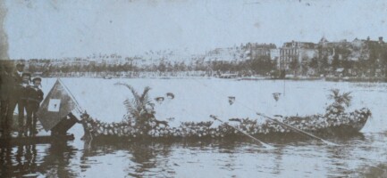 1906, Bloemencorso. Louis Kotte (boeg), Carel W Kok (slag), Christina Kok, mevr Kotte