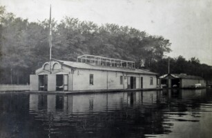 1906, Botenhuizen bij Meerhuizen (links overgenomen van Neptunus, rechts het botenhuis uit 1896)