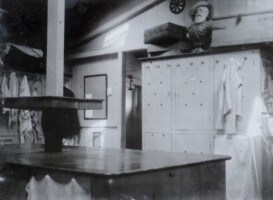 1906, Kleedkamer met douchehokje