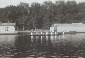 1907, zesriemsgiek voor de botenhuizen bij Meerhuizen