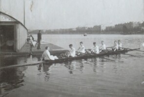 1907, Clubgebouw (Meerhuizen), Jan van Hamersveld (boeg), R. Schröder, Johann Hermann Lijre, J. Alofs, Hendrik Cornelis van Weeren, Jacob Andries van Weeren (slag), Anton Pieter Jan Schat (stuurman),
