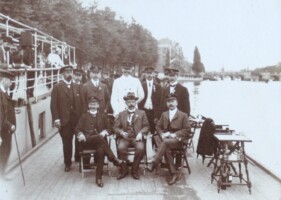 1907, 25 jarig bestaan. Bestuur en Feestcommissie. Op de voorgrond vlnr Louis Kotte, Arent Meyjes en Carel Kok