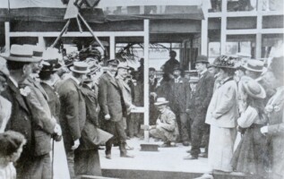 1908, eerste steenlegging van het Clubgebouw