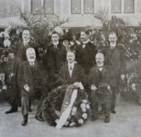 1909, opening nieuw clubgebouw. vlnr staand: Marinus Gerardus Jonker, François Carabain, Hendrik Gerard van den Berg, Louis Kotte en vlnr zittend: Jhr W Six, Carel Kok en Arent Meyjes