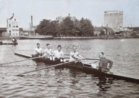 1916, Hultzervier: Wouter Jonker (slag), Pieter Henke, Christiaan Kuhn, Celestin O’Herne (boeg), Anton Schat (stuurman)