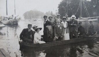 1917, Hollandia. Supporters