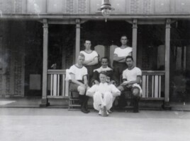 1917, Charles Williams (trainer, in het midden), vlnr staand Christiaan Kuhn, Pieter Henke, zittend Wouter Jonker (slag), Celestin O’Herne (boeg), vooraan Gustaaf Suermondt (stuurman)