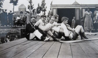 1921, Winnaars Hultzer Beker, vlnr Gerard Kleibrink (stuurman), Luuk van Essen, Johannes Drewes (Slag), Jean van Silfhout (boeg), Willy Körner