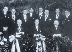 1922, 40-jarig bestaan. Staand vlnr Johannes Drewes, Christiaan Johan Baasdorp, Steven Krabbenbos, Jan Lousbergh, Pieter Henke, Harmen Bernhard, Johann Lyre, Willem Huijser, zittend vlnr Arent Daniel Meijjes, Carel Willem Kok, Feije Bok