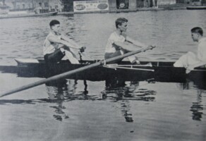 1923 kampioens twee-met: vlnr Eddy Alofs (boeg), Kees Elenbaas (slag) en Gerard Kleibrink (stuurman) Zit niet in het boek, maar had er natuurlijk wel in moeten zitten. Dit is de twee die werd uitgezonden naar het EK in Como