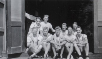 1925, John Lesley Phelps met groep roeiers