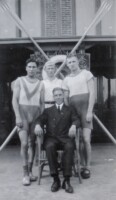 1925 Twee-met, vlnr. Willem Poth (boeg), Kees van Soelen (stuurman), Nico Hartland (slag), zittend: John Lesley Phelps (trainer)