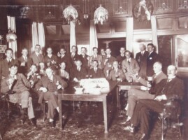 1926, afscheid van John Lesley Phelps (in het midden achter de tafel, links van Carel W Kok)