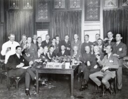 1928 Afscheid van Johannes Hendrik (Henk) Dobbinga (1889-1966) (in het midden zittend achter de tafel)
