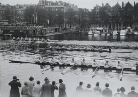 1930 Najaarswedstrijd ARB. Willem3 2e. Moek Fo Lay (boeg), Henk Dobbenga, Herman Kerkhof, Anton Dekker, Jacob Jongebreur, Klaas Beerta, Eddy Alofs, Willem Jens (slag), Christiaan Hora Siccama (stuurman)