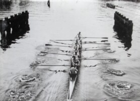 1931, Telegraafbeker. M de Koe (boeg), Henk Dobbenga, Herman Kerkhoff, Anton Dekker, Jacob Jongebreur, Tjapko van Bergen, Willem Jens (slag), Christiaan Hora Siccama (stuurman)