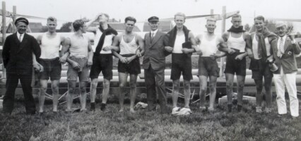 1931 De Oude Acht van W3.
V.l.n.r. bootsman Tinus van Leuven, Herman Kerkhoff, Max Schröder (Schroeder), Jacob Jongebreur, August von Metzsch, hoofdcoach Pieter
Jens, Jan Wagenaar, Gerard van der Helde, Anton Dekker, Willem Jens en stuurman Henk van der Molen.