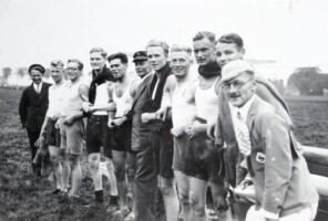1931 De Oude Acht van W3.
V.l.n.r. bootsman Tinus van Leuven, Herman Kerkhoff, Max Schröder (Schroeder), Jacob Jongebreur, August von Metzsch, hoofdcoach Pieter
Jens, Jan Wagenaar, Gerard van der Helde, Anton Dekker, Willem Jens en stuurman Henk van der Molen.