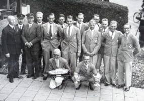 1931, ARB wedstrijden, winnaars Holtzer-beker, de Meurer-beker en het zilveren Zaansche Paviljoen Jacht (overwinning in de acht). achterste rij vlnr, Mr Dunnewold, Jan Wagenaar, August von Metzsch, Jacob Jongebreur, J Stuurman, P Wilke, voorste rij vlnr W Jongejan (NRB), Pieter Jens (coach), Anton Dekker, Willem Jens, Herman Kerkhoff, Gerard van der Helde, Max Schroeder, op de hurken vlnr Henk van der Molen, Christiaan Hora Siccama