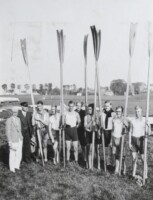 1931 Oude Acht.
Vlnr stuurman Hendrik van der Molen, Pieter Jens, Willem Jens, Gerard van der Helde, Anton Dekker, Jan Wagenaar, August von Metzsch, Jacob Jongebreure, Max Schroeder (Schröder), Herman Kerkhoff