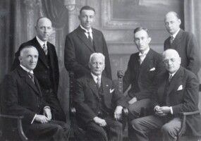 1932 Bestuur. vlnr staand:, Bram Jansma, Otto Gilquin, H Bakker, Adolf Straatemeier, zittend: Ary Spaans, Carel W Kok, Geert Drewes