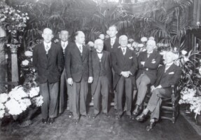 1932 Bestuur. vlnr, Bram Jansma, Otto Gilquin, Adolf Straatemeier, Arent Daniel Meyjes, Herman Bakker, Carel W Kok, Geert Drewes, Ary Spaans