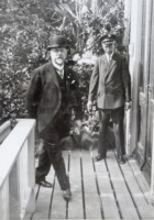 1932. Aankomst Burgemeester W de Vlugt, rechts Tinus van Leuven