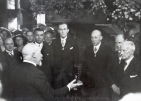 Bestuur 1932 toegesproken door Burgemeester W de Vlugt. met vlnr Otto Gilquin, Herman Bakker, Bram Jansma, Adolf Straatemeier, Carel W Kok