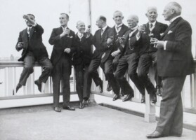 1932 Bestuur. vlnr, Otto Gilquin, Herman Bakker, Bram Jansma, Adolf Straatemeier, Ary Spaans, Arent Daniel Meyjes, Carel W Kok, Geert Drewes,