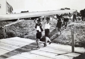 1932, 50-jarig jubileum wedstrijden. P Mendes da Costa (boeg), J van Dijke, Karel (Kakie) Meyer, V Blomme, Pwa Jong Tjing (stuurman)