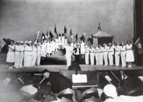 1932, 50-jarig jubileum Revue "Wij Roeien" 1e bedrijf