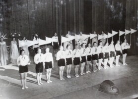 1932, 50-jarig jubileum Revue "Wij Roeien" finale