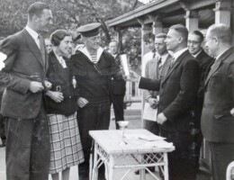 1934. Uitreiking Ellermanbeker aan Hans ten Houten (links), Jeanne Dolman en Karel (Kakie) Eduard Meyer