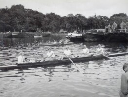 1935. Winnaar Spaarne Jubileumwedstrijden. Anna van Houten (boeg), A. Drost, A. Bloemkolk en Bep Stom (slag), met als stuurvrouw C. Philips-Repko