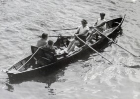 1935, winnaressen kringvaart rond de Waver. Mevr Bots-Kayser (boeg), Puck Kunst (slag), Bep Stom en Nel Slag in de stuurstoel