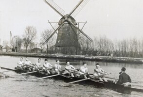 1936, training voor Kampioenschap van de Amstel. F Baggen (boeg), DA Blom, PM da Costa, JH Lyre, ME Keus, S Swaab, Max Schroeder (Schröder), Karel (Kakie) Meyer (slag), N Zeijde (stuurman)